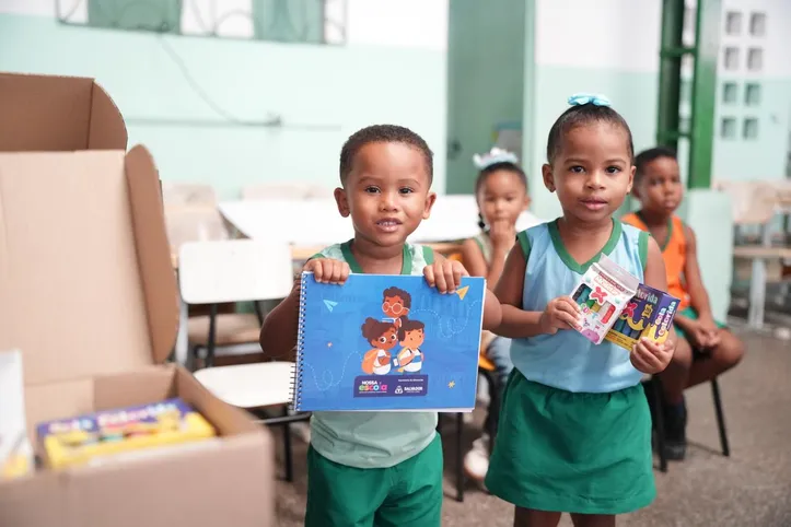 Estudantes do Centro de Integração Familiar (Ceifar) recebem kits escolares