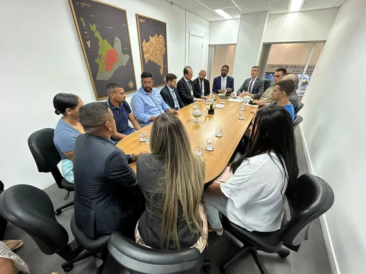 Secretários se reúnem com família, amigos e advogados de Léo Lanches