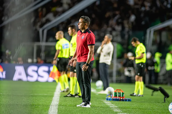 Jair Ventura à beira do gramado de São Januário