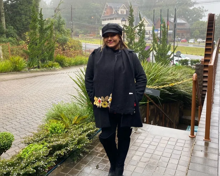 Ana Cláudia Queiroz aproveita o inverno em Gramado