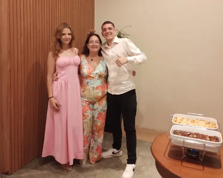 Guilherme entre o carinho da avó Maria Elenita e da irmã Maria Clara.