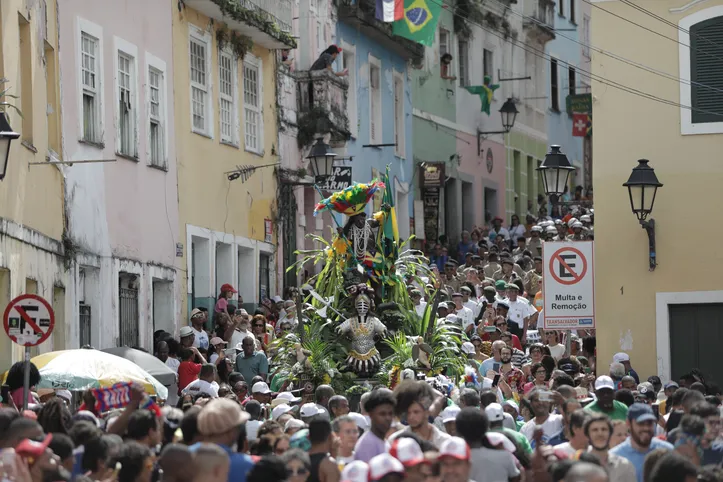 Caboclo e cabocla descendo a ladeira do Carno