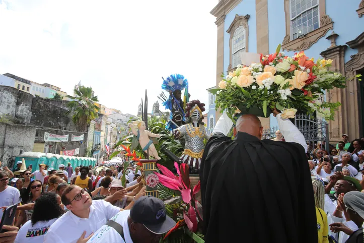 Coroa de flores da da Irmandade dos Homens Pretos aos Cabocolos.