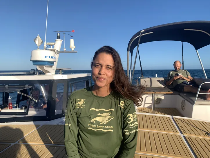 Isabela Oliveira, coordenadora de educação ambiental do projeto Baleia Jubarte