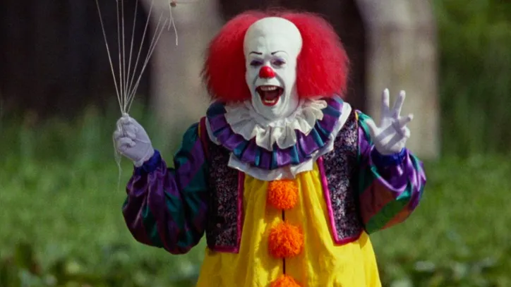 Tim Curry em It: Uma Obra-Prima do Medo
