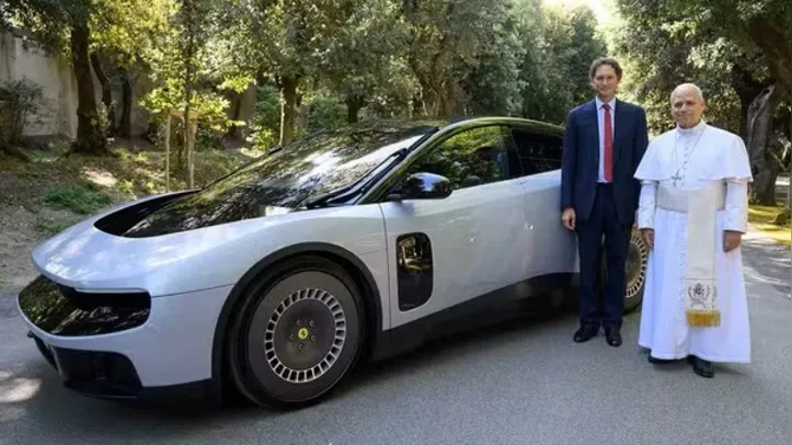 Papa junto da nova Ferrari Luce