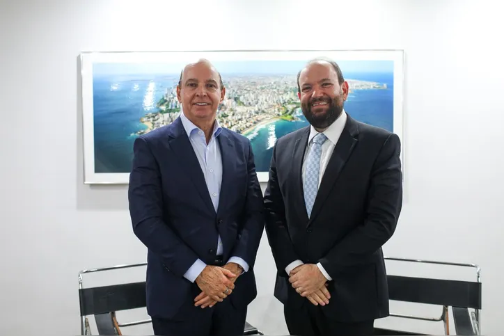 Diretor de Relações Institucionais do Grupo A TARDE, Luciano Neves, ao lado do presidente do TRE-BA, desembargador Maurício Kertzman