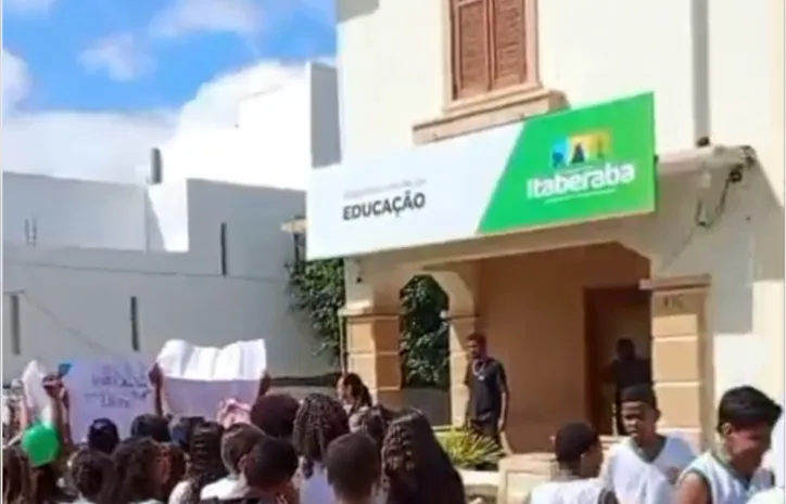 Estudantes pediram diálogo e transparência durante manifestação