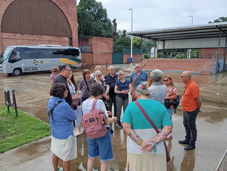 Turistas na comunidade dos Alagados, levados por Hilda Almeida, CEO da Mambré Agência de Turismo Religioso Comunitário