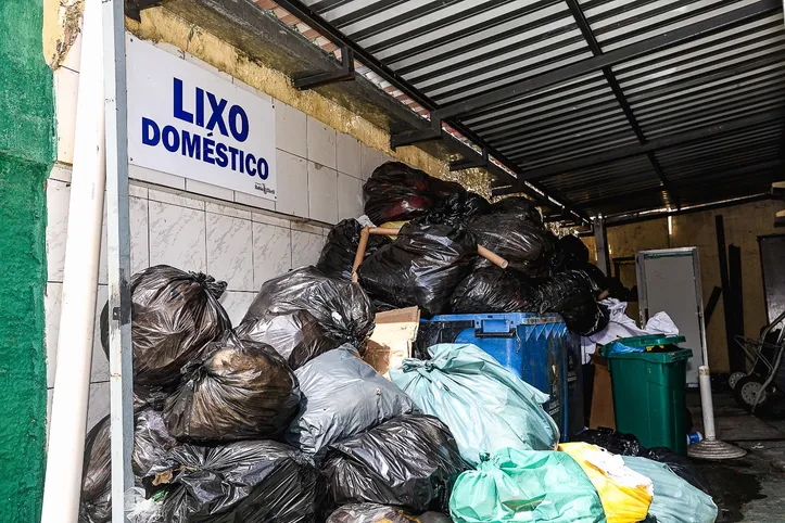 Retalhos, materiais recicláveis, lixo doméstico e até mesmo lixo orgânico são descartados de forma correta ou reaproveitados