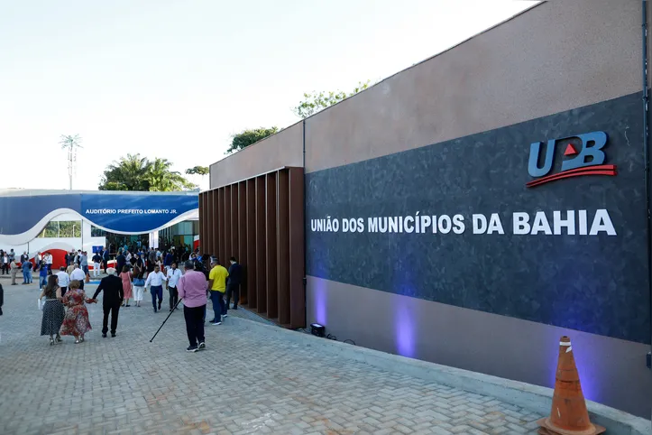 Imagem ilustrativa da imagem UPB entrega Comenda João Durval em ato marcado por defesa da autonomia