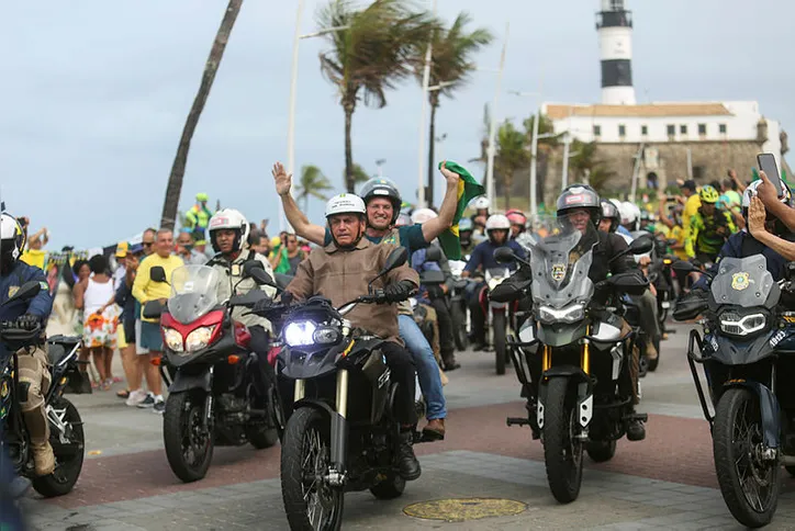 Jair Bolsonaro e João Roma em motociata na Barra