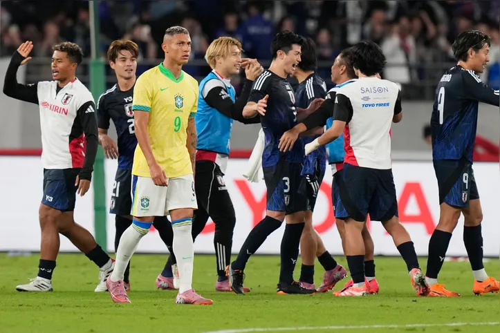 Jogadores do Japão comemoram vitória histórica sobre o Brasil