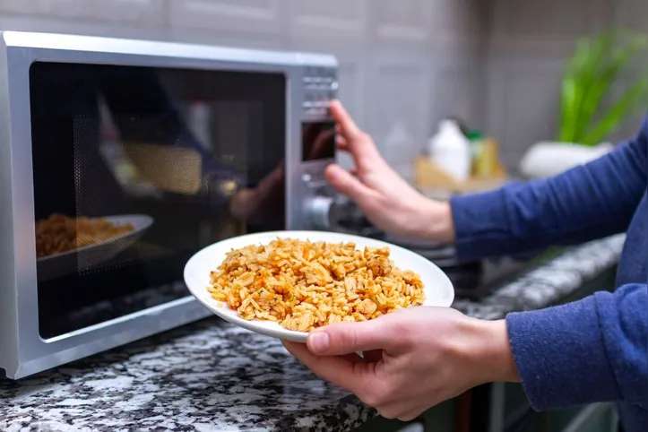 Microondas não pode estar junto da parede