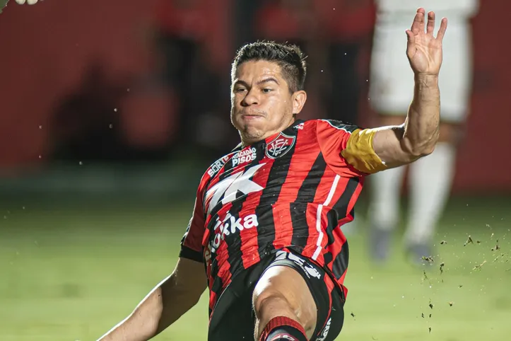 Atacante Osvaldo em ação pelo Vitória