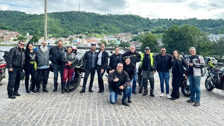 Jairo aparece agachado junto aos outros motociclistas do grupo Motoville