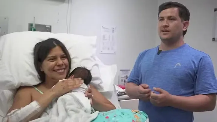 A mãe, Dayana Patino, o bebê Juan David, e o pai, Gerson