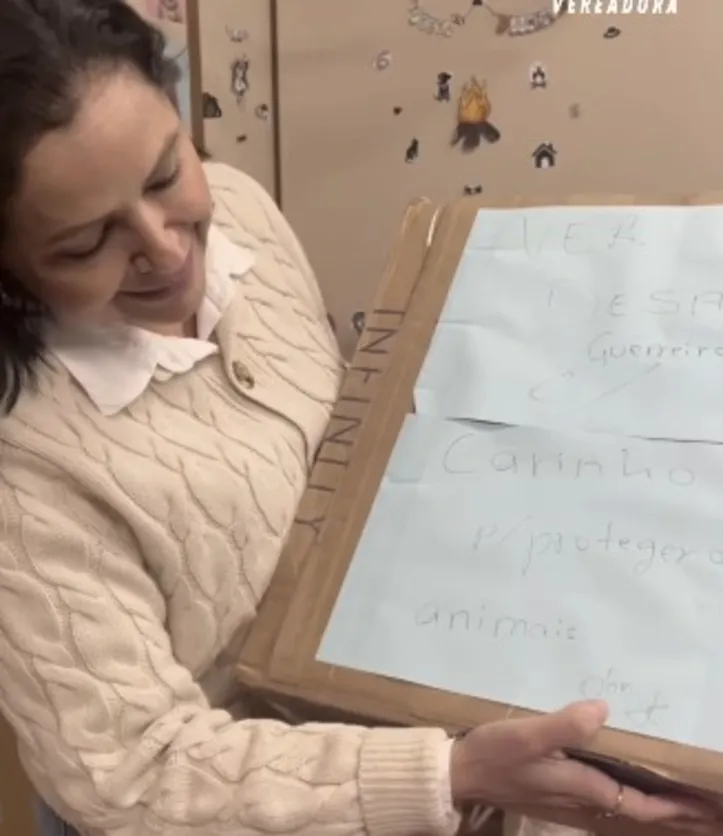 Vereadora recebendo caixa com o cachorro