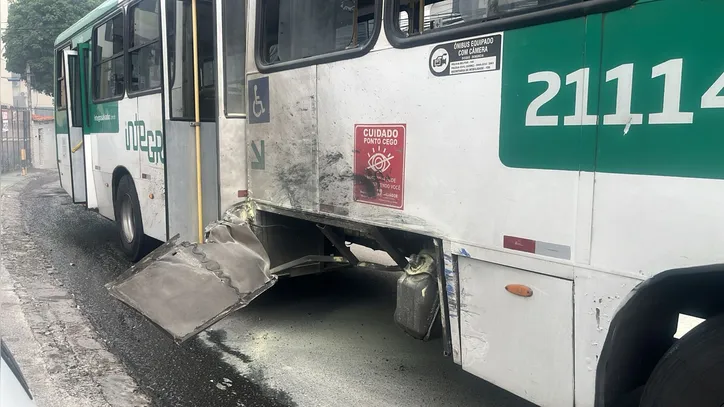 Ônibus ficou com marcas da batida
