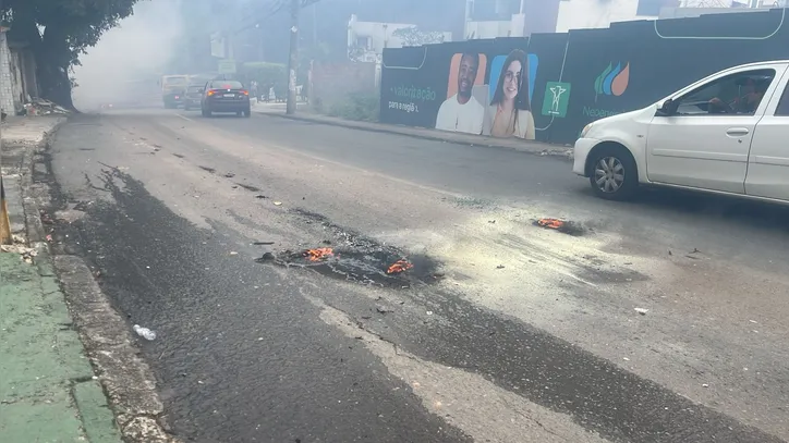 Carro desceu parte da ladeira em chamas