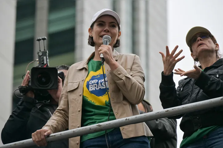 Michelle Bolsonaro fez vídeo com críticas a Flávio Bolsonaro