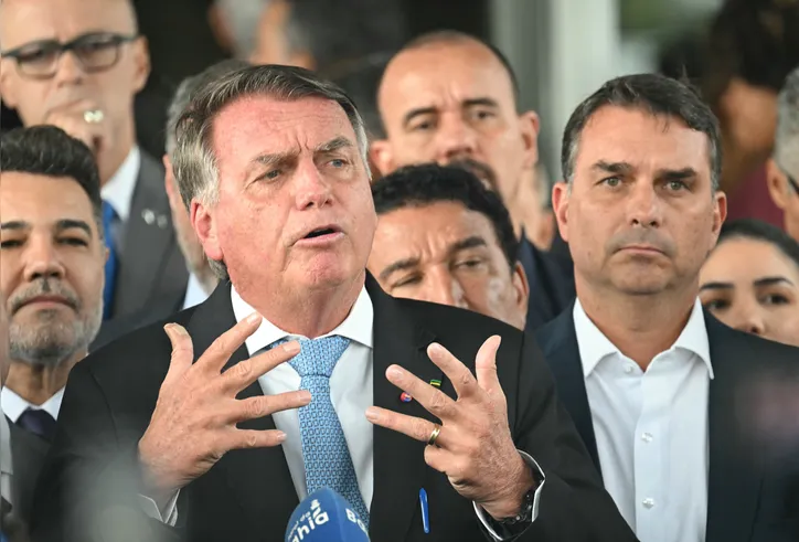 Bolsonaro ao lado de Flávio, escolhido como candidato ao Planalto