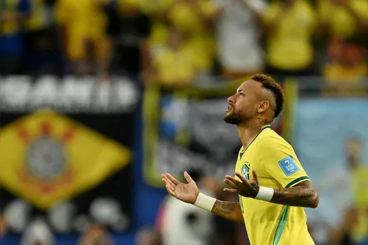 Neymar volta a campo após longo período fora da Seleção