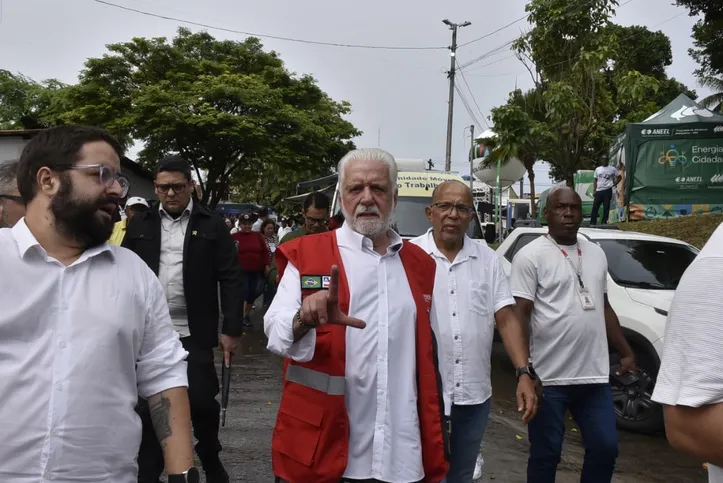 Senador Jaques Wagner (PT) durante agenda em Salvador