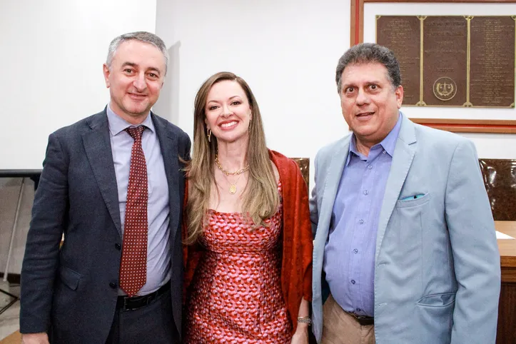 Vinicius Mariano de Carvalho, Isabela Suares e Santiago Campo (Júlia Mariani)