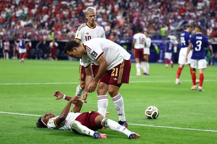 Yamal sofrendo pênalti contra França na Copa
