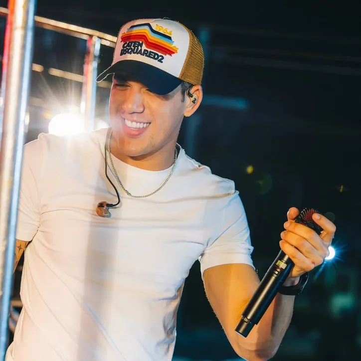 Zé Vaqueiro subiu no trio e entregou um show agitado com muito forró