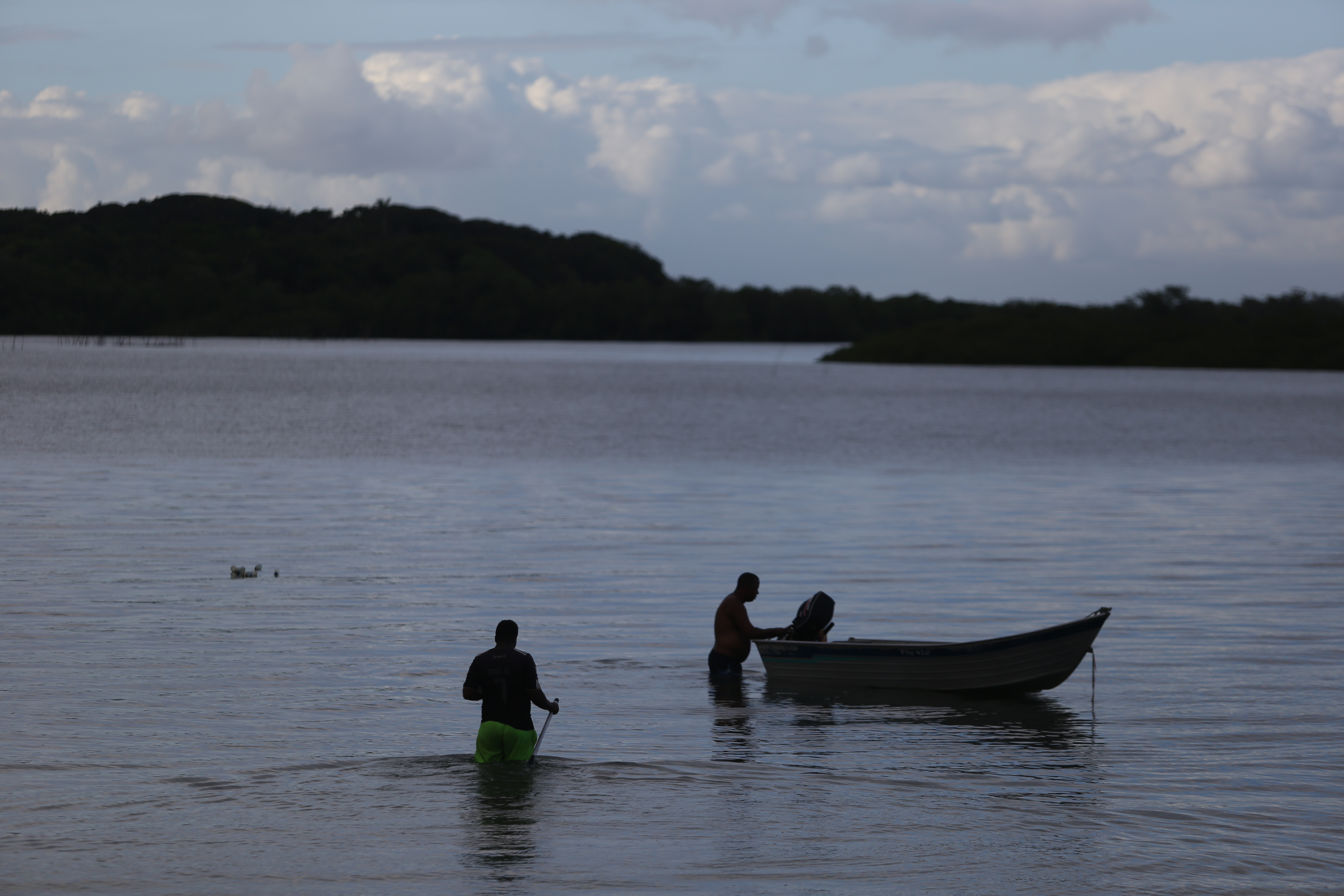 Pescadores na ilha de Matarandiba