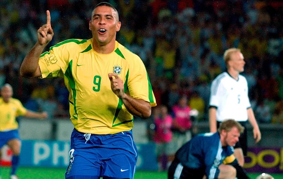 Ronaldo Fenômeno (Brasil) – 15 gols
