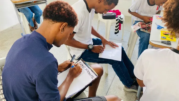 Oficina de colagem encerra capacitação estimulando a expressão artística na comunidade escolar
