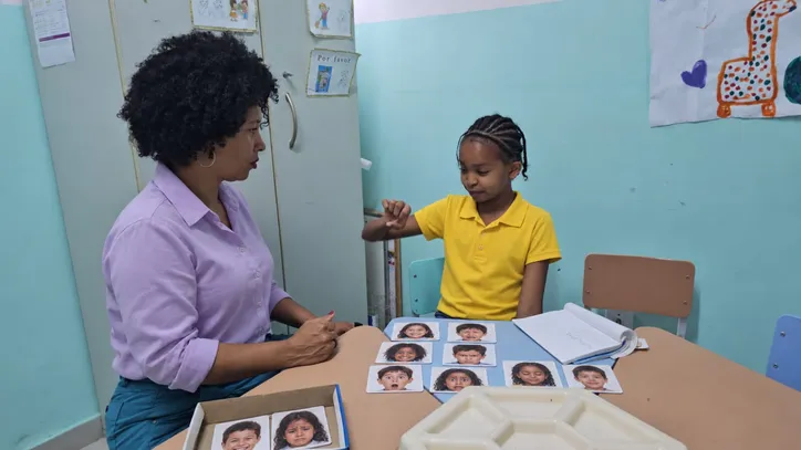 Camaçari adota educação bilíngue para alfabetizar estudantes surdos com apoio da Libras