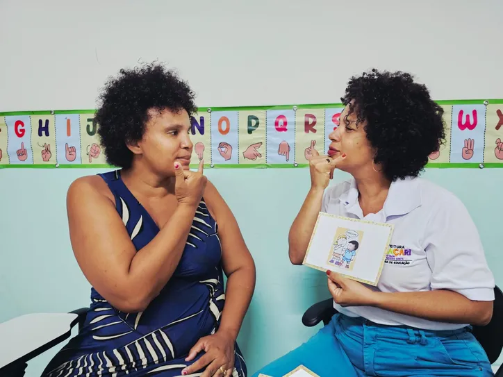 Aprendizagem em Libras e português escrito impulsiona a inclusão