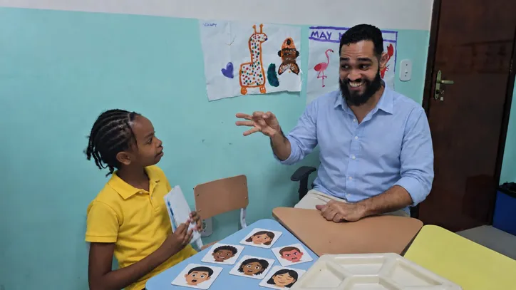 Aprendizagem em Libras e português escrito amplia a autonomia dos estudantes