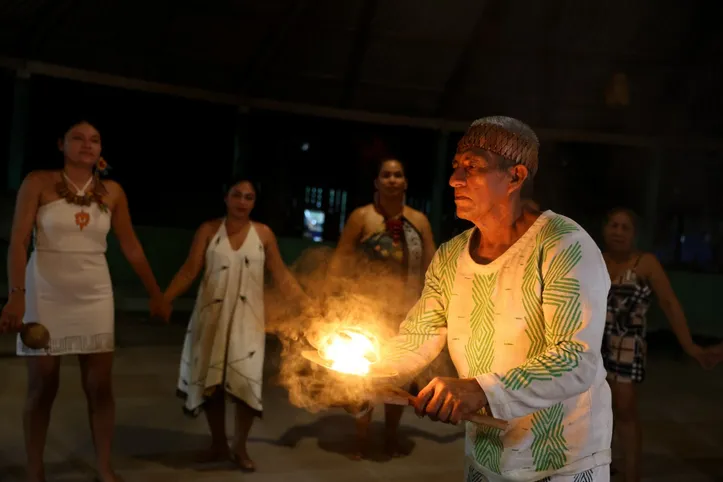 Cercados por queimadas e El Niño, indígenas marcham para votar nas eleições