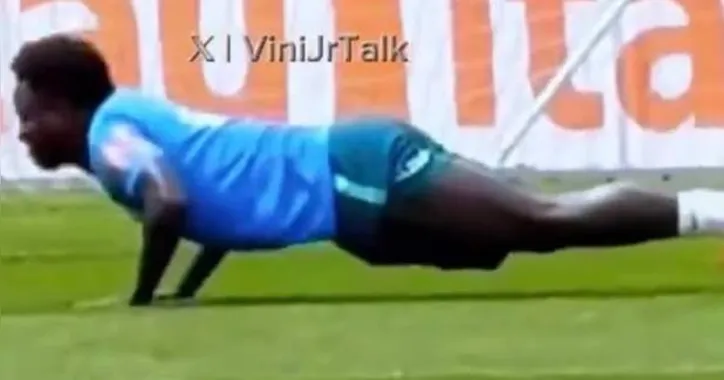 Vini Jr fazendo flexões no treino