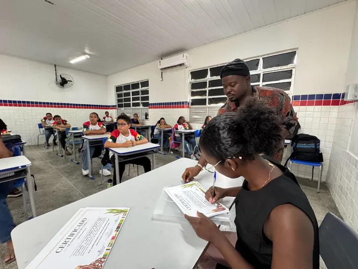 Projeto em escola de Antônio Cardoso une ensino de inglês e valorização da cultura iorubá