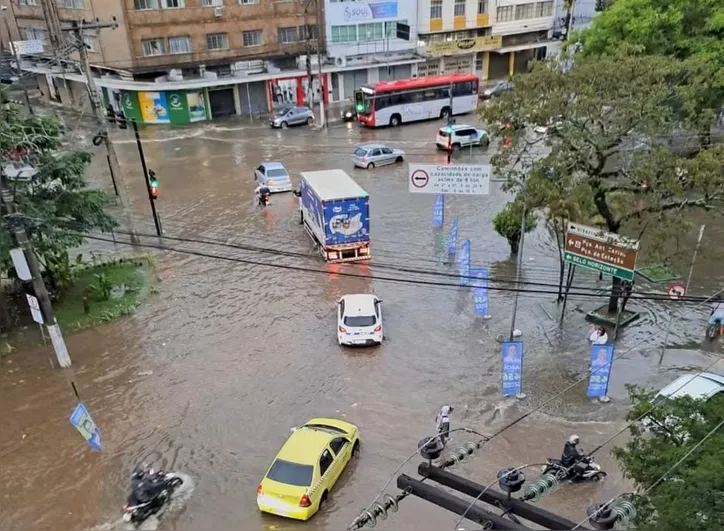 Avenida em Juiz de Fora alagada após temporal