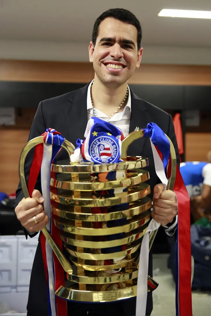 Marcelo Sant’Ana com o troféu da Copa do Nordeste 2017