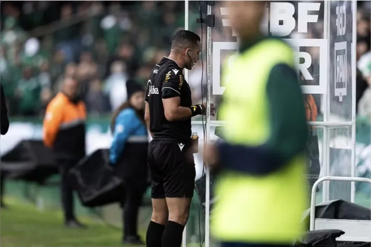 Árbitro checando no VAR