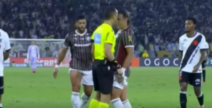 Imagem ilustrativa da imagem Árbitro peita atleta em jogo da Série A e choca imprensa internacional