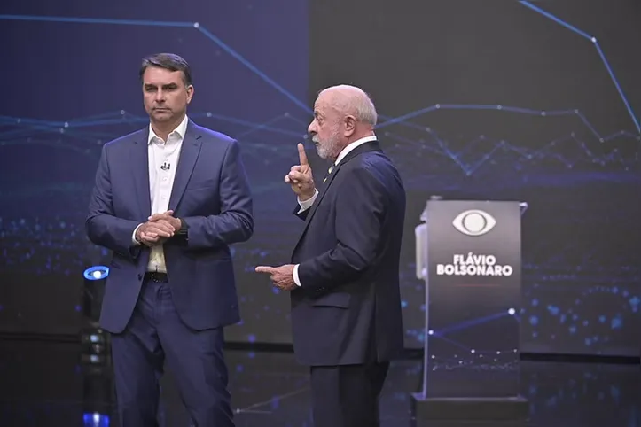 Lula (PT) e Flávio Bolsonaro frente a frente no debate da Band