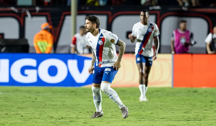 Everaldo em ação pelo Bahia