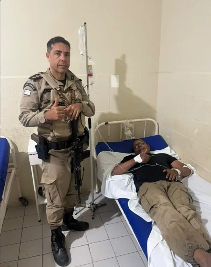 Policiais militares da Bahia durante ocorrência de resgate após ataque de abelhas no Rio São Francisco.