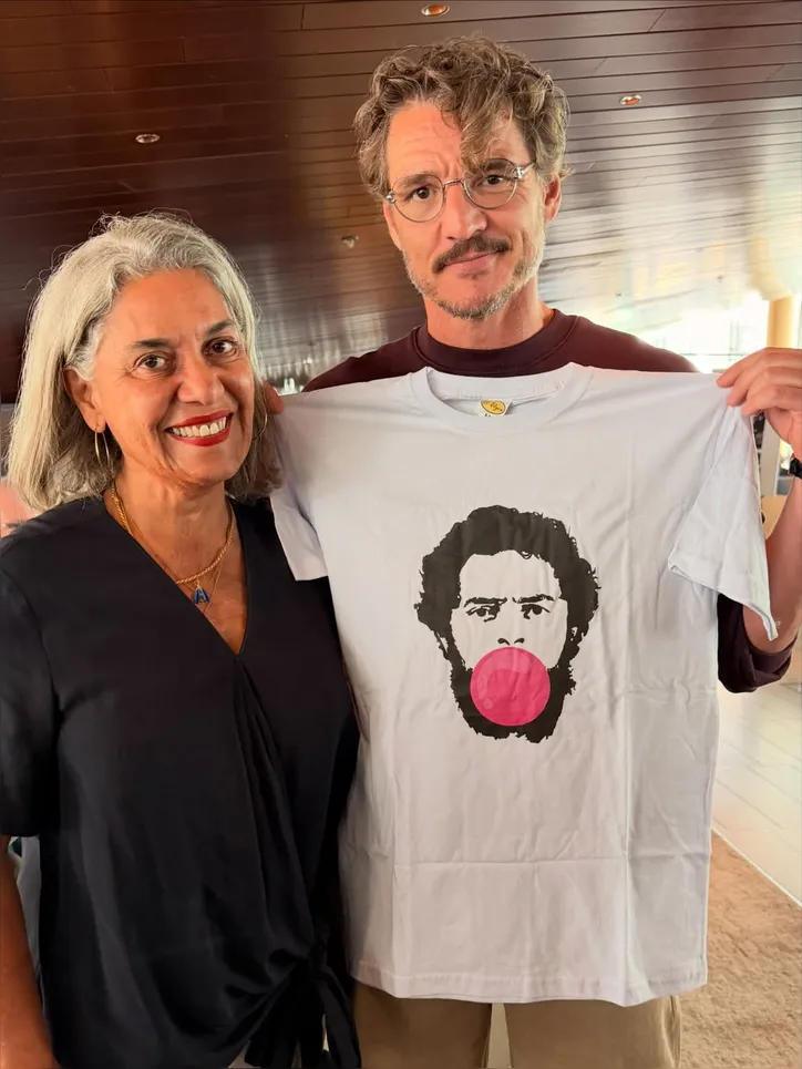 Ator Pedro Pascal chamou atenção ao aparecer segurando uma camiseta com o rosto de Lula