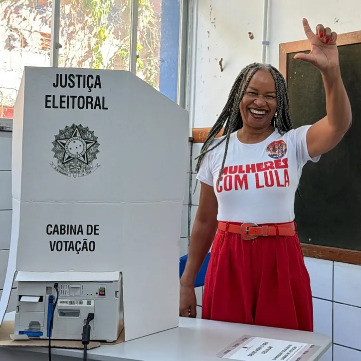 Olívia Santana vota durante as Eleições 2026