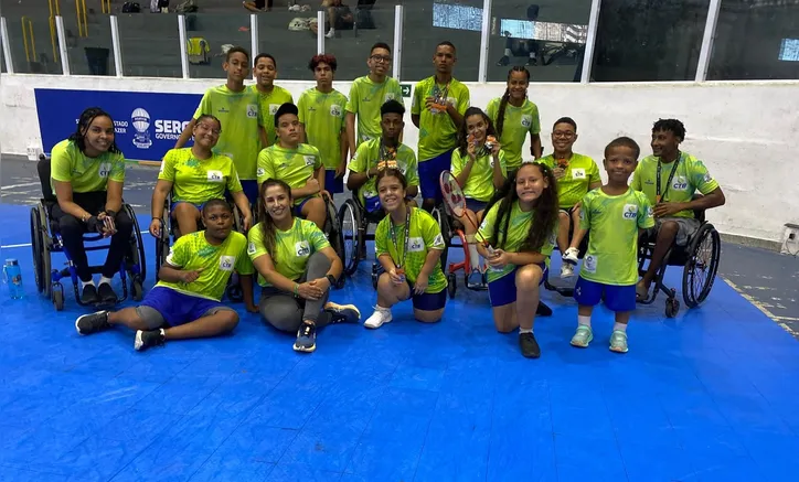 Delegação baiana de parabadminton com suas medalhas